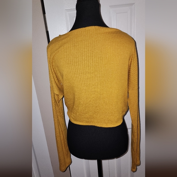 Twisted front crop top - Picture 2 of 3